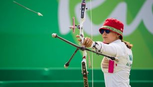 Aída Román, durante la prueba de tiro con arco por equipos