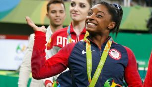 Simone Biles después de recibir su medalla de Oro