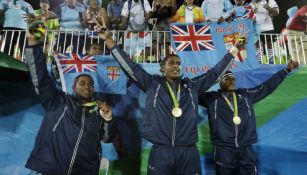 Selección de rugby de Fiji festeja medalla de Oro