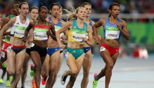 Momentos de la carrera de 1500 metros femenil 