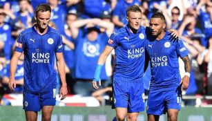 Jamie Vardy festeja con compañeros un gol 