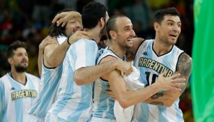 Los jugadores de Argentina festejan tras vencer a Brasil