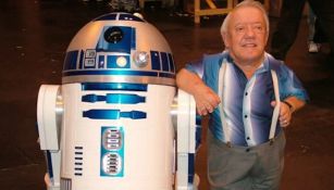 Kenny Baker junto a su personaje, R2D2