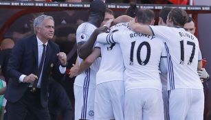 Jugadores celebrando el tanto de Mata junto a Mourinho