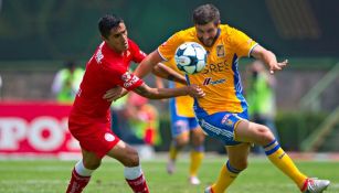 Gignac y González pelean un balón durante el partido