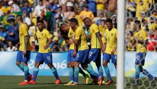 Jugadores de Brasil celebran goleada contra Honduras