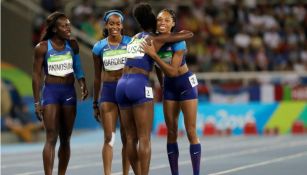 Las estadounidenses celebran tras hacer el mejor tiempo de la carrera