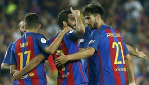 Jugadores de Barcelona festejan un gol en Supercopa