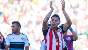 Carlos Salcedo saluda al público luego del encuentro por la Supercopa MX