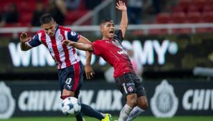 Disputa por el balón en medio campo