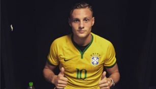 El alemán Robert Bauer pide disculpas vistiendo una playera de Brasil