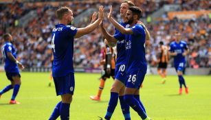 Mahrez celebra con sus compañeros del Leicester