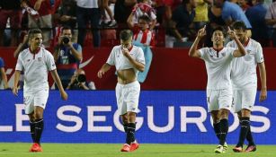 Jugadores del Sevilla festejan una anotación