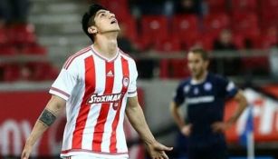 Alan Pulido, durante un partido con el Olympiacos