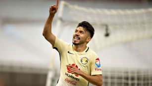 Oribe Peralta festeja un gol con las Águilas