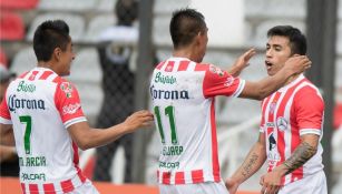 Jugadores de Necaxa festejan el primer gol del equipo