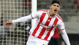 Pulido celebra un tanto con el Olympiacos