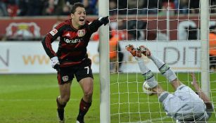 Chicharito festeja una anotación con el Leverkusen