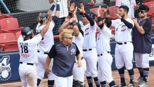 Jugadores de Sultanes de Monterrey festejan la victoria sobre los Toros de Tijuana