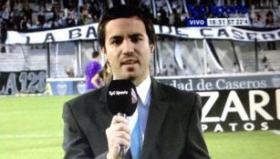 Maximiliano Fourcade durante la transmisión de un juego del futbol argentino