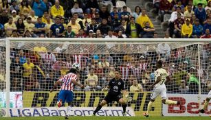 Momento en que Gullit Peña marca el tercer gol de Chivas en el Clásico