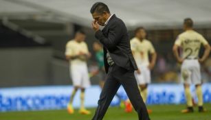 Nacho Ambriz sale de la cancha del Azteca tras caer en el Clásico