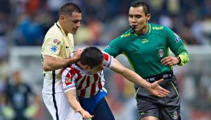 Pablo Aguilar comete una falta en el Clásico contra Chivas