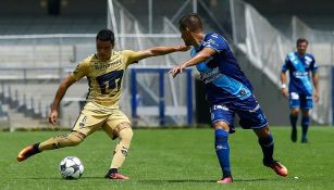 Pablo Barrera controla el esférico durante el amistoso contra Puebla