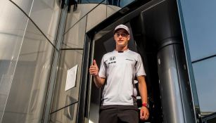 Stoffel Vandoorne levanta el dedo pulgar durante el GP de Italia 