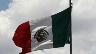  La bandera mexicana duró izada de cabeza una hora.