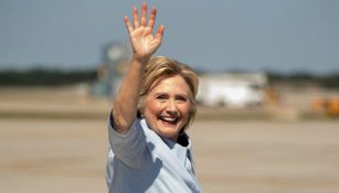 Hillary Clinton saluda durante su campaña electoral a la presidencia de EU