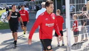 Chicharito, previo a un entrenamiento del Bayer Leverkusen