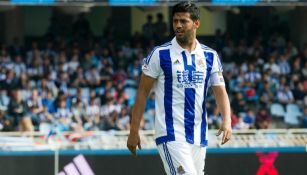 Carlos Vela disputa un partido con la Real Sociedad