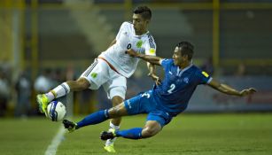 Raúl Jiménez se quita la marca de un jugador de El Salvador