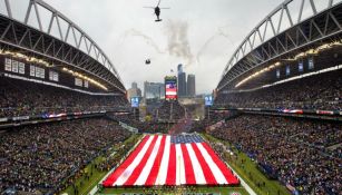 La bandera de Estados Unidos en el campo del CenturyLink Field