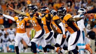 Los jugadores de Broncos celebran tras conseguir la victoria contra Carolina