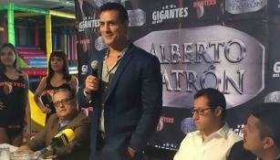 Alberto del Río hablando en conferencia de prensa