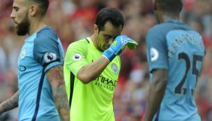 Claudio Bravo lamenta su falla frente al Man United 