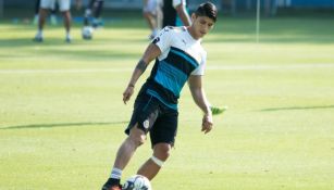 Alan Pulido en un entrenamiento con las Chivas