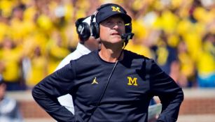 Jim Harbaugh en un partido de la Universidad de Michigan