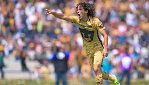 Britos celebra un gol de Pumas frente a Monterrey