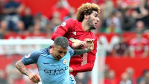 Aleksandar Kolarov cae después de recibir un golpe de Fellaini