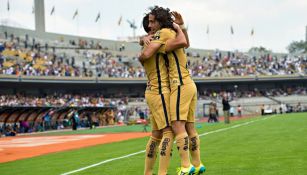 Britos y Barrera festejan uno de los goles de Pumas 