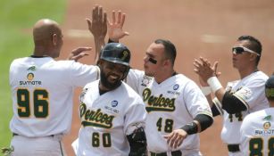 Jugadores de Pericos festejan después de ganar el partido