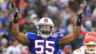 Jerry Hughes en un partido de los Bills de Buffalo