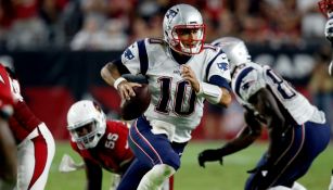 Garoppolo acarrea un balón durante el partido en Arizona