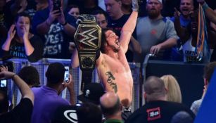 AJ Styles festeja con el cinturón de Campeón