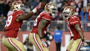 Jugadores de los 49ers festejan un touchdown