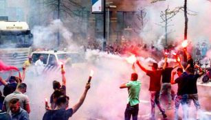 Seguidores del PSV prenden bengalas en las calles de Eindhoven