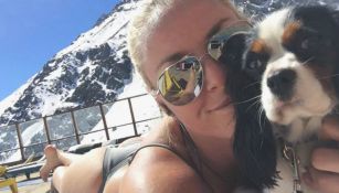 La bella esquiadora toma selfie con su mascota